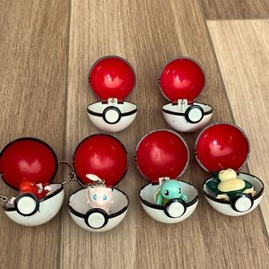 Pokémon Pokeballs with character keychains (6)